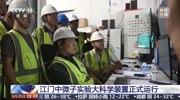 图2：江门实验完成灌装工作正式运行（图中为团队成员李佳俊博士）